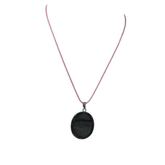 Gray oval shell pendant necklace - Picture 1 of 4